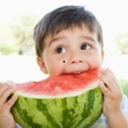 头像小孩搞怪吃瓜图片,小鬼当家，吃瓜搞笑瞬间