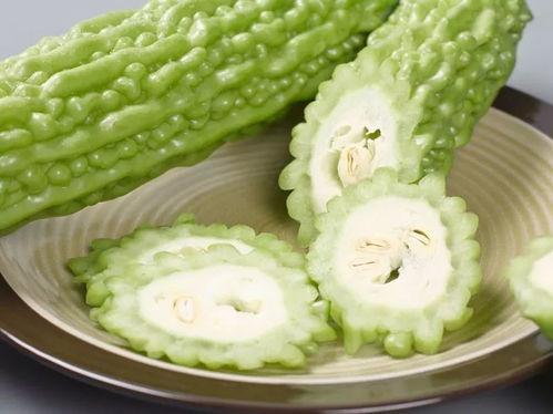 吃西瓜吃哈密瓜吃苦瓜,哈密瓜的甜蜜、西瓜的清爽与苦瓜的苦涩交织